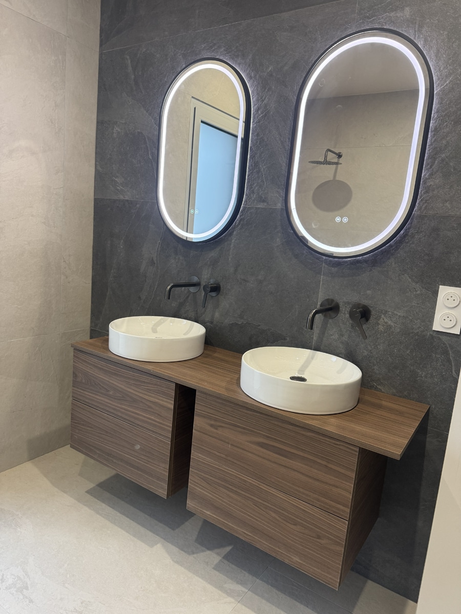 Création de salle de bain sur-mesure avec douche à l'italienne par Marcio Plomberie